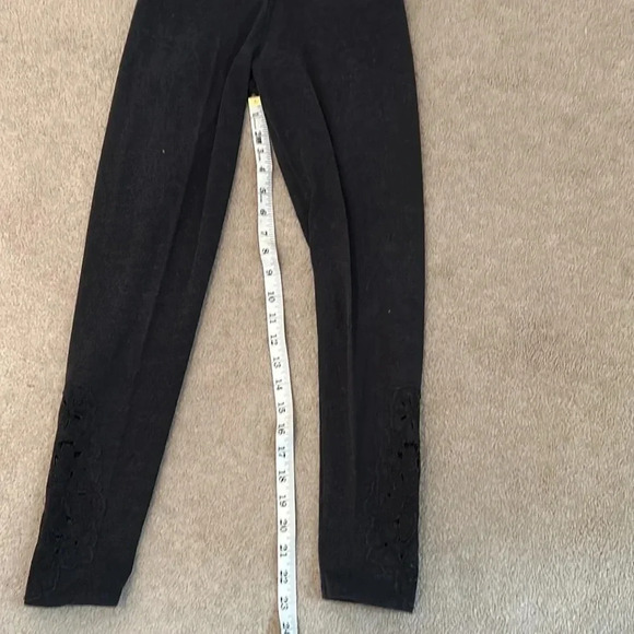 Aerie gray leggings size small flower like cut out design bottom of leg - Picture 5 of 6